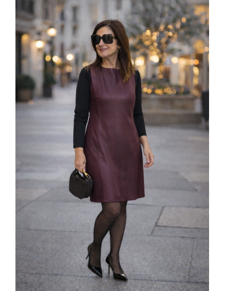 Vestido corto sin mangas efecto piel color granate