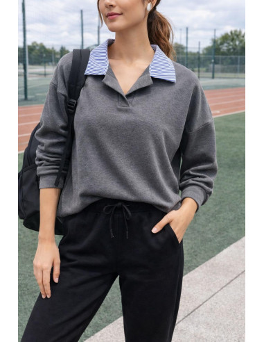 Sudadera gris con cuello  azul y blanco