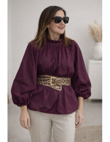 Blusa con manga globo y cuello chimenea granate