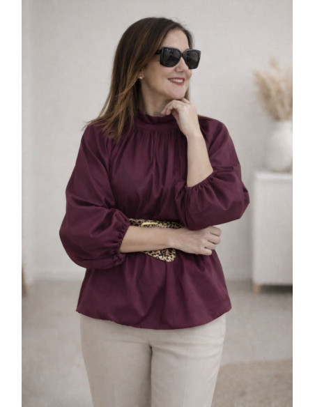 Blusa con manga globo y cuello chimenea granate