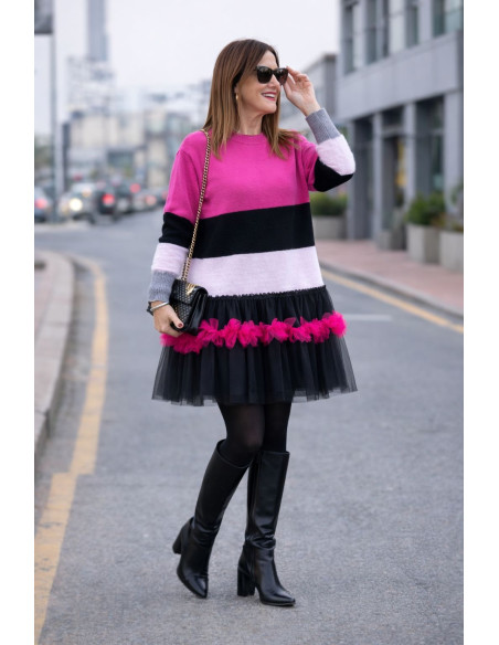 Suéter de punto rosa, blanco y negro con tul en bajo fucsia