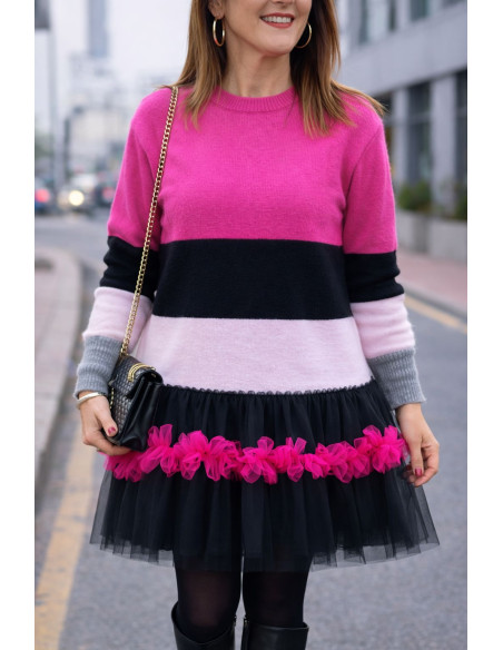 Suéter de punto rosa, blanco y negro con tul en bajo fucsia