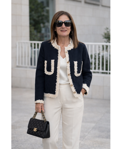 Chaqueta de punto negra con detalles de puntilla en crudo