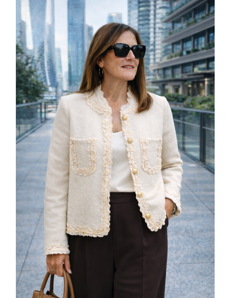 Chaqueta de punto cruda con detalles de puntilla en crudo