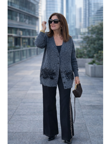 Cárdigan gris con apliques negros y detalle...