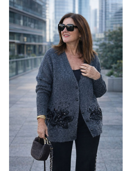 Cárdigan gris con apliques negros y detalle bordado