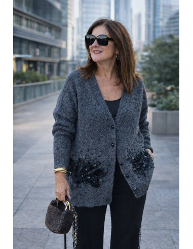 Cárdigan gris con apliques negros y detalle...