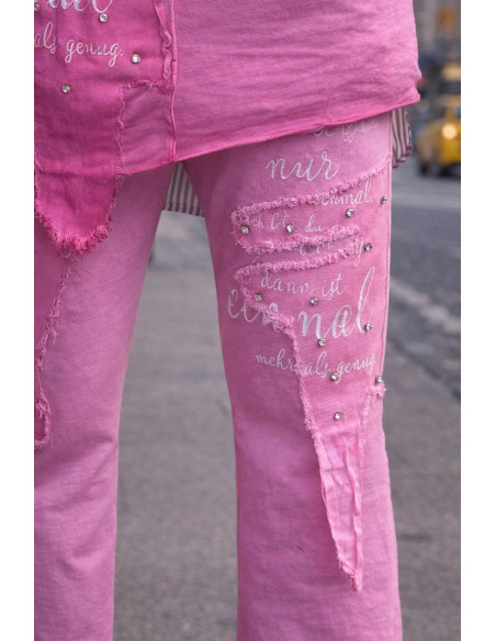 Pantalón Rosa Efecto Lavado con Parches Denim y Abalorios