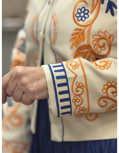 Chaqueta Bordada Cruda con Detalles Naranja y Azul