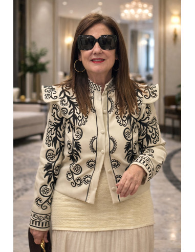 Chaqueta Bordada Cruda con Detalles en Negro