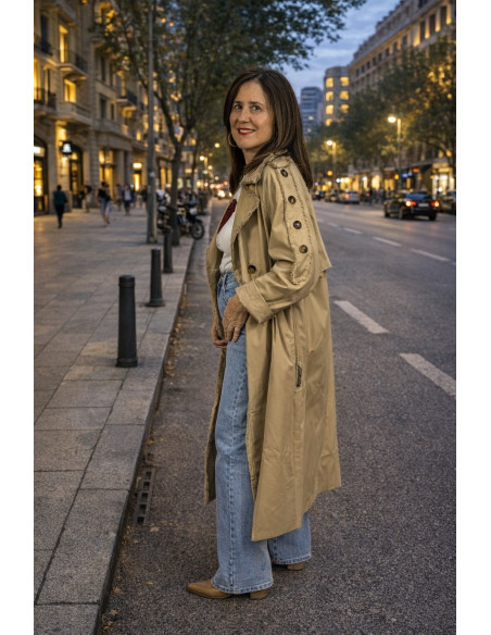 Gabardina Tostada con Detalle Desflecado y Cinturón