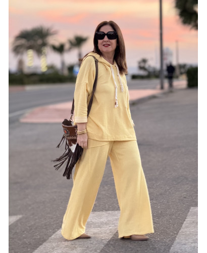 Conjunto amarillo 100% Algodón con Capucha 2