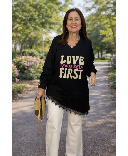 Camiseta- sudadera negra con bajo lencero y mensaje