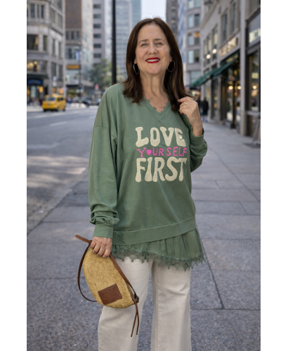 Camiseta- sudadera verde con bajo lencero y mensaje