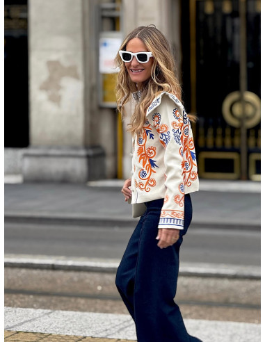 Chaqueta Bordada Cruda con Detalles Naranja y Azul