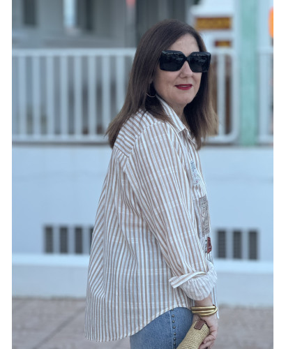 Camisa Rayas Blanco y Camel con Serigrafía 2