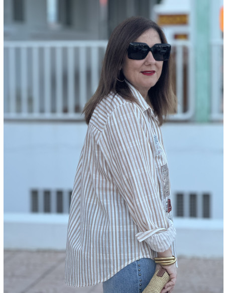 Camisa Rayas Blanco y Camel con Serigrafía