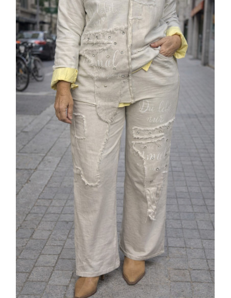 Pantalón taupe Efecto Lavado con Parches Denim y Abalorios