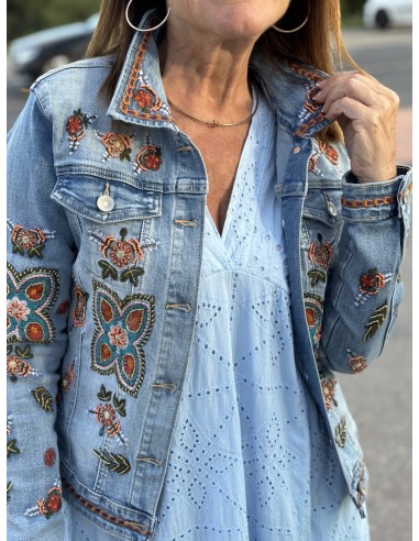 🌟 Cazadora Vaquera con Bordados y Abalorios:...