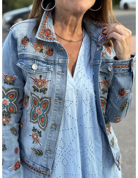 🌟 Cazadora Vaquera con Bordados y Abalorios: Estilo y Elegancia 🧵