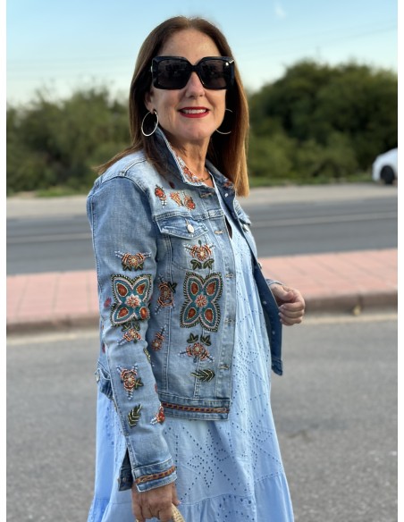 🌟 Cazadora Vaquera con Bordados y Abalorios: Estilo y Elegancia 🧵