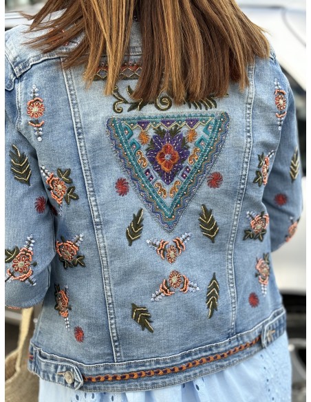 🌟 Cazadora Vaquera con Bordados y Abalorios: Estilo y Elegancia 🧵
