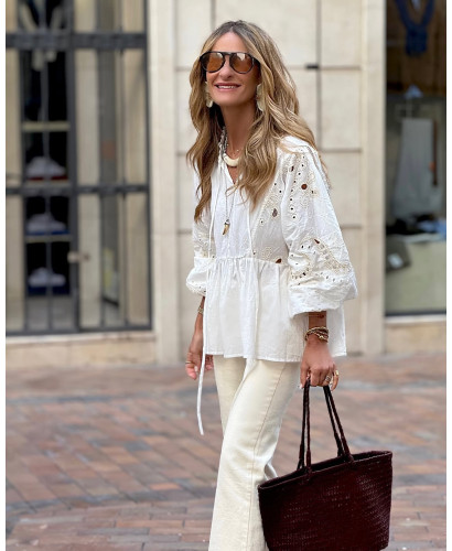Blusa blanca con escote en pico y mangas caladas