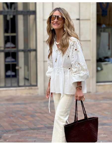 Blusa blanca con escote en pico y mangas caladas