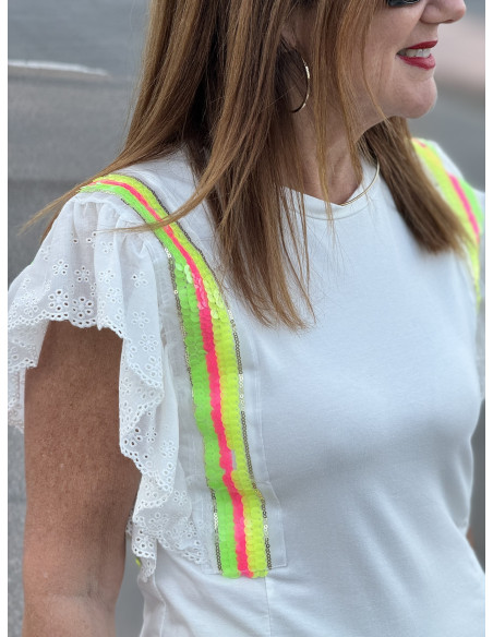 Camiseta Sin Mangas con Volante Bordado y Detalles de Tribanda de Lentejuelas