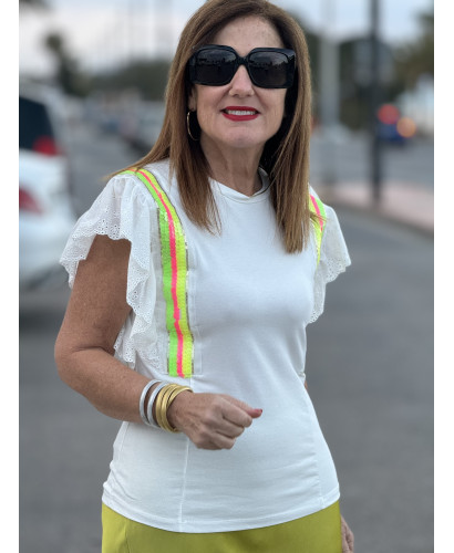 Camiseta Sin Mangas con Volante Bordado y Detalles de...