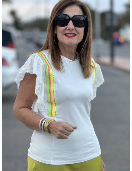 Camiseta Sin Mangas con Volante Bordado y Detalles de Tribanda de Lentejuelas