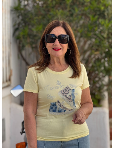 Camiseta amarilla con deportivas animal print y...