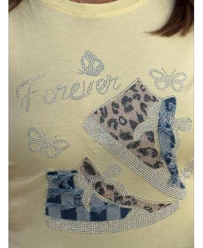 Camiseta amarilla con deportivas animal print y strass 2