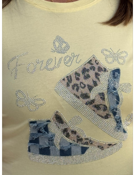 Camiseta amarilla con deportivas animal print y strass
