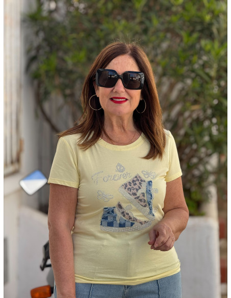 Camiseta amarilla con deportivas animal print y strass