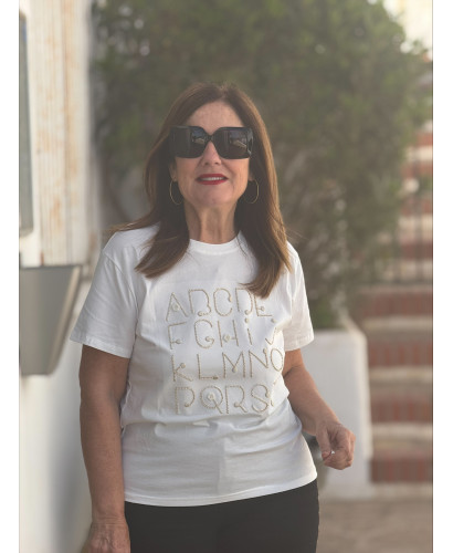 Camiseta blanca con abecedario bordado en crudo y dorado