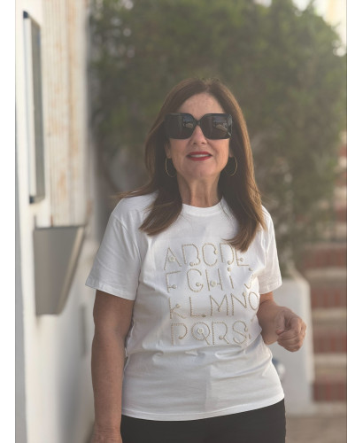 Camiseta blanca con abecedario bordado en crudo y dorado 2