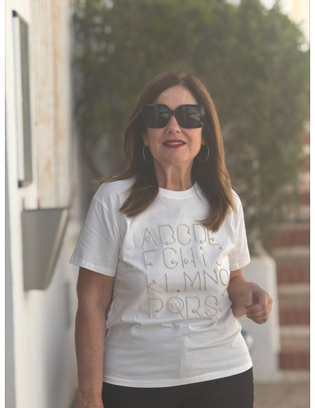 Camiseta blanca con abecedario bordado en crudo y dorado