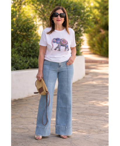 Camiseta blanca con elefante y abalorios 2