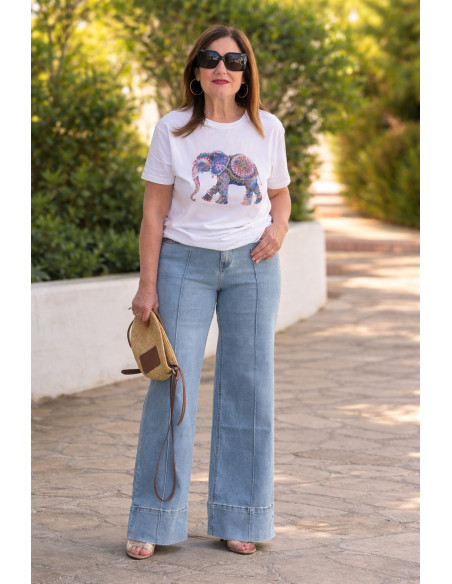 Camiseta blanca con elefante y abalorios