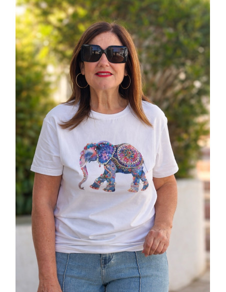 Camiseta blanca con elefante y abalorios