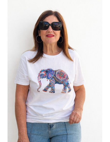 Camiseta blanca con elefante y abalorios