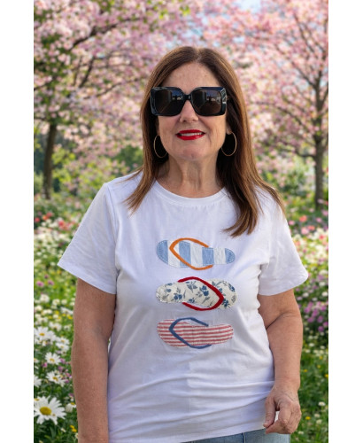 Camiseta blanca con chanclas en tejidos combinados