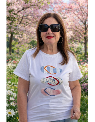 Camiseta blanca con chanclas en tejidos combinados