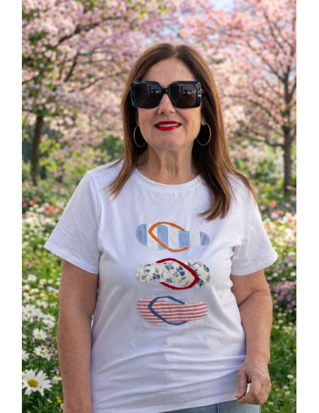 Camiseta blanca con chanclas en tejidos combinados