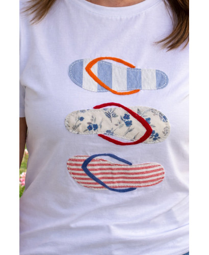 Camiseta blanca con chanclas en tejidos combinados 2