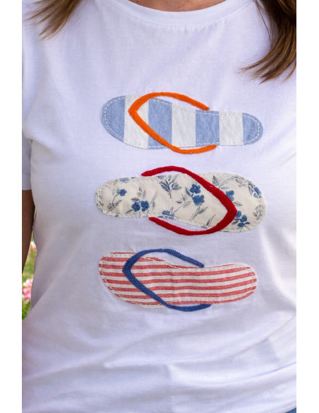 Camiseta blanca con chanclas en tejidos combinados