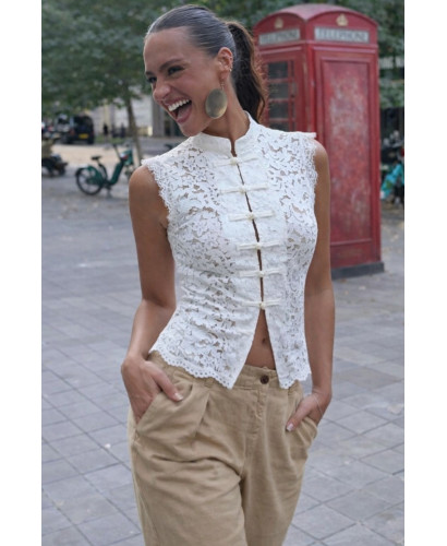 Blusa de encaje blanca mujer con cuello mao y cierre frontal 2