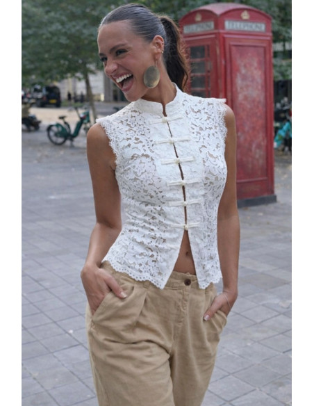 Blusa de encaje blanca mujer con cuello mao y cierre frontal