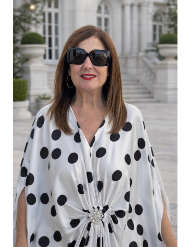 Vestido satén con broche central lunares